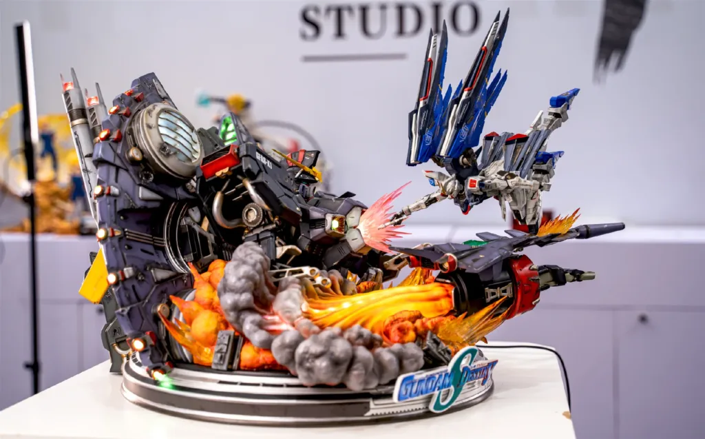 bn-figure-takumi-destroy-vs-freedom-gundam-3-1024x637 Pertarungan Mecha Legendaris dalam Bentuk Patung Koleksi